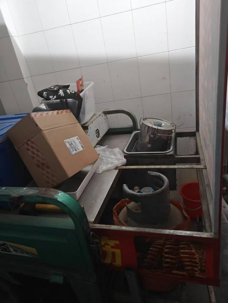 【出售】 过年摆摊挣钱高峰期来啦！
出售此三轮带架子，本人出摊半年开了门市，用（第 1 张）