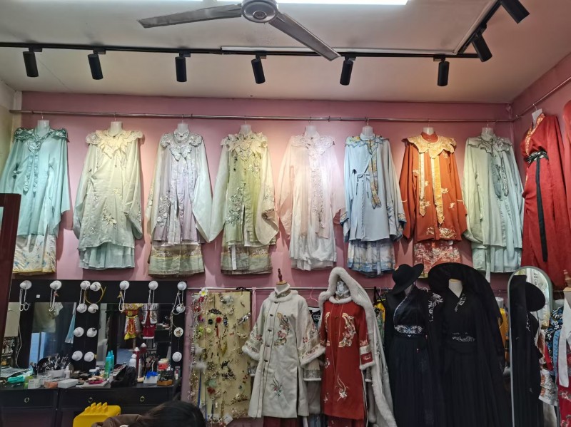 旺铺转让，广府老城南门北行150米，汉服店，接手即可盈利，有意者联系，（第 3 张）