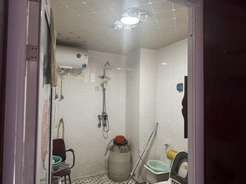 出租电子一条街后面畜产公司家属院小区，5楼带地下室小房一间，房租基础设施齐全，有（第 7 张）