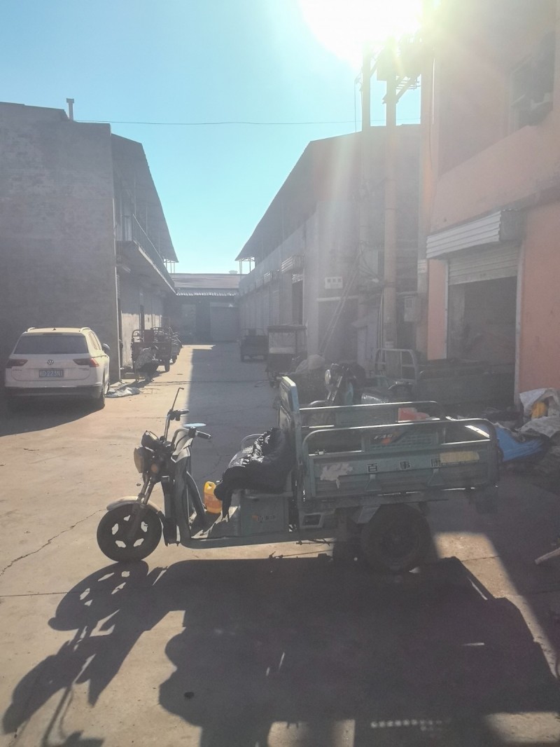 出租：产业城广场对面院内机加工门市，仓库，楼下加工，楼上住宿带有独立卫生间，洗衣（第 2 张）