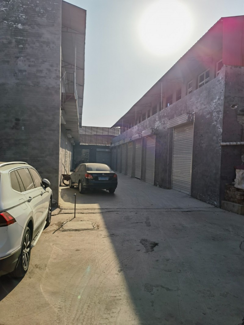出租产业城广场对面，院内机加工门市，楼下加工，楼上住宿，屋内独立卫生间，水电齐全（第 1 张）