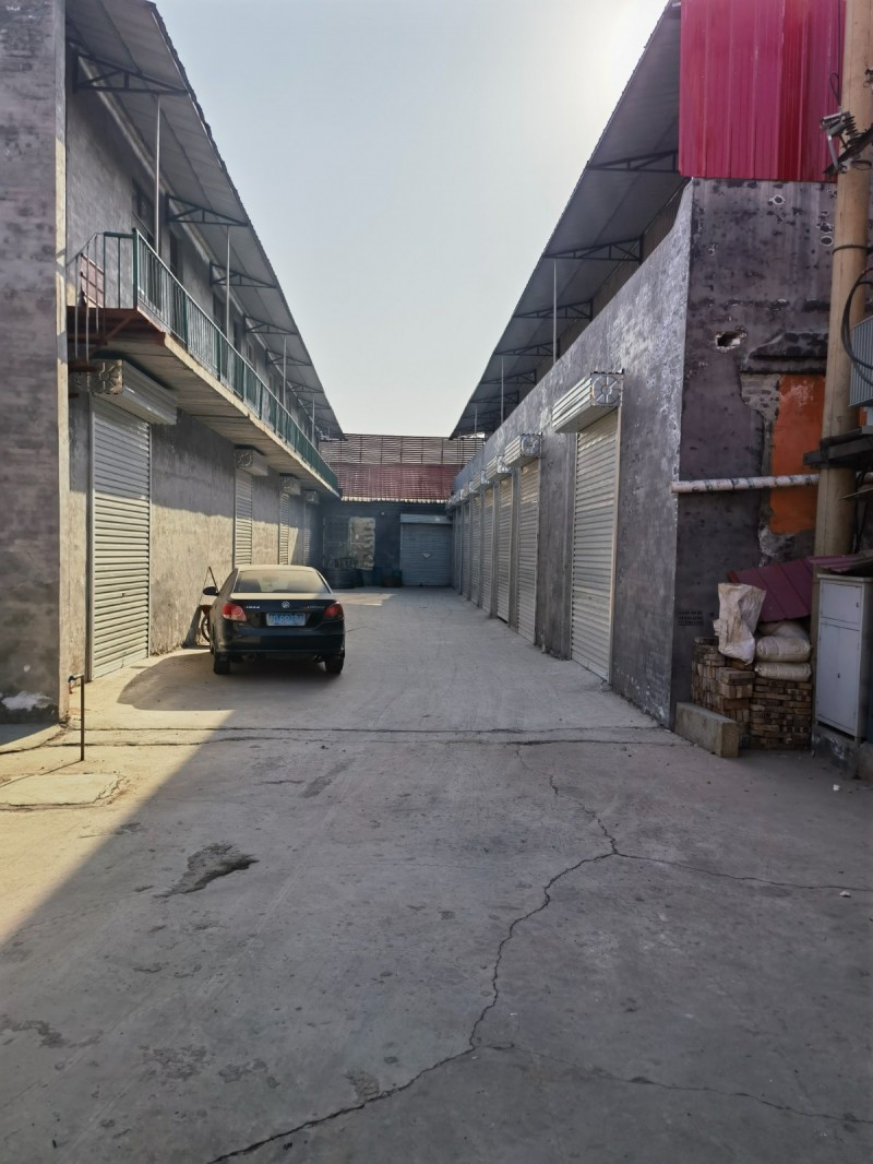 出租产业城广场对面，院内机加工门市，楼下加工，楼上住宿，屋内独立卫生间，水电齐全（第 2 张）