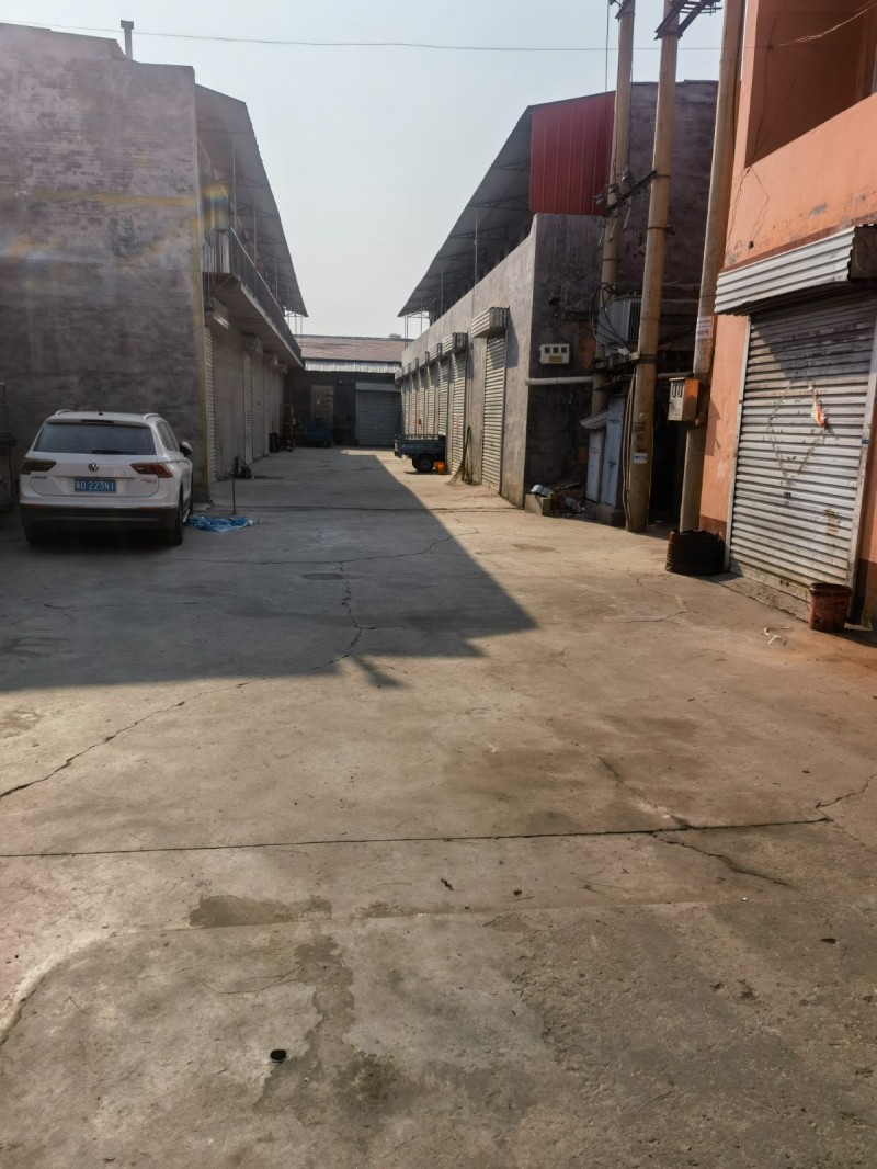 出租产业城广场对面，院内机加工门市，楼下加工，楼上住宿，屋内独立卫生间，水电齐全（第 1 张）