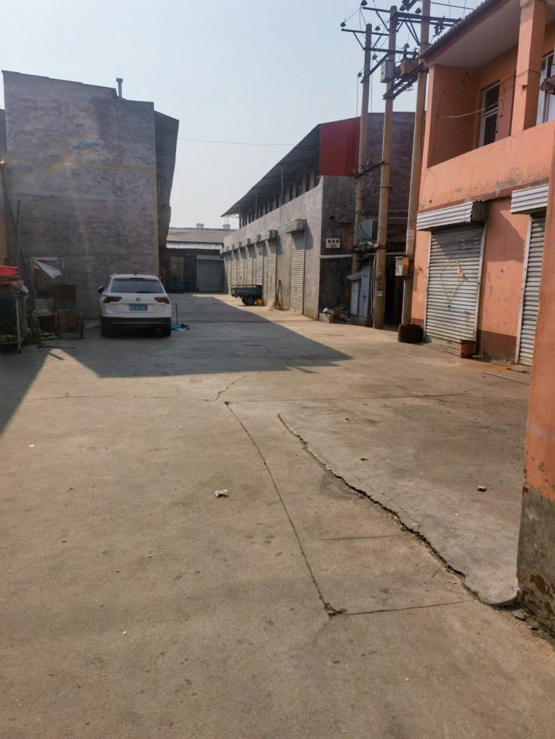出租产业城广场对面，院内机加工门市，楼下加工，楼上住宿，屋内独立卫生间，水电齐全（第 2 张）