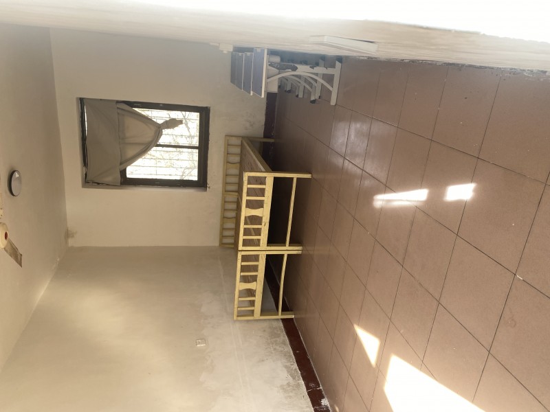 菜市街建设银行东50米路南粮食局家属院
有二楼两间房屋出租（带小院小院内有东屋（第 1 张）