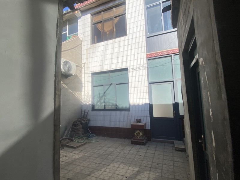 菜市街建设银行东50米路南粮食局家属院
有二楼两间房屋出租（带小院小院内有东屋（第 3 张）