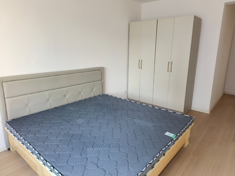 华夏龙城新房出租，三室两厅一卫，南北通透，拎包入住，152平米，家具家电齐全(首（第 2 张）
