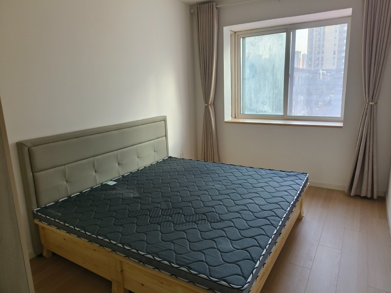 华夏龙城新房出租，三室两厅一卫，南北通透，拎包入住，152平米，家具家电齐全(首（第 3 张）