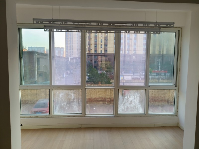 华夏龙城新房出租，三室两厅一卫，南北通透，拎包入住，152平米，家具家电齐全(首（第 8 张）
