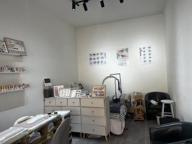转让信息
南沿村新人民第二道第一间玖月美甲店转让 接手可干，稳定客源 所有东西（第 2 张）
