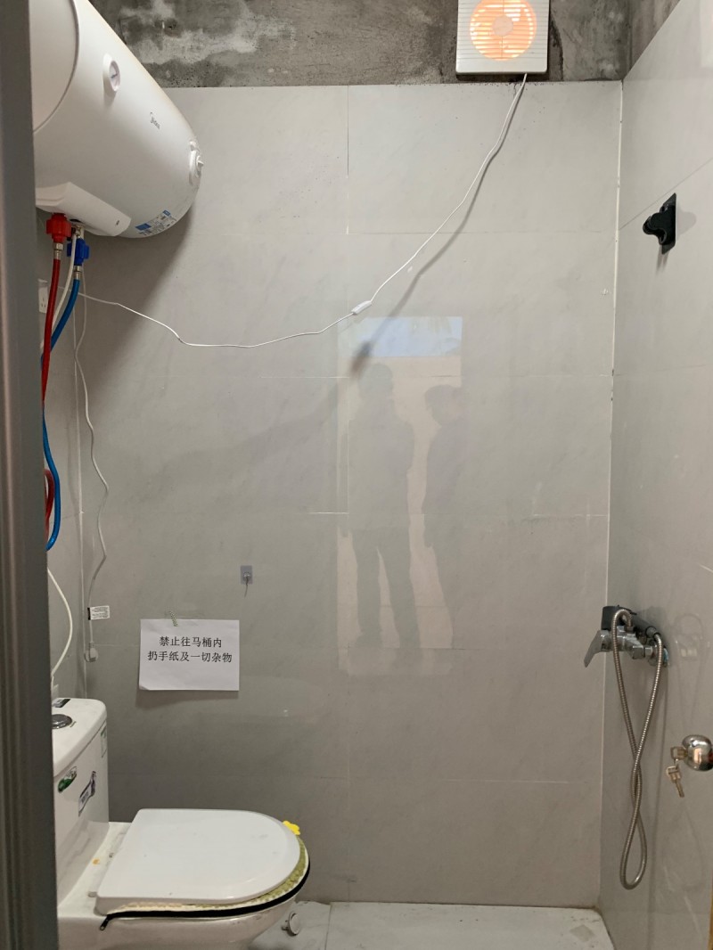 二楼小平房，独立卫生间，有热水器空调，免费停车充电免押金，500一月租了当天入住（第 2 张）