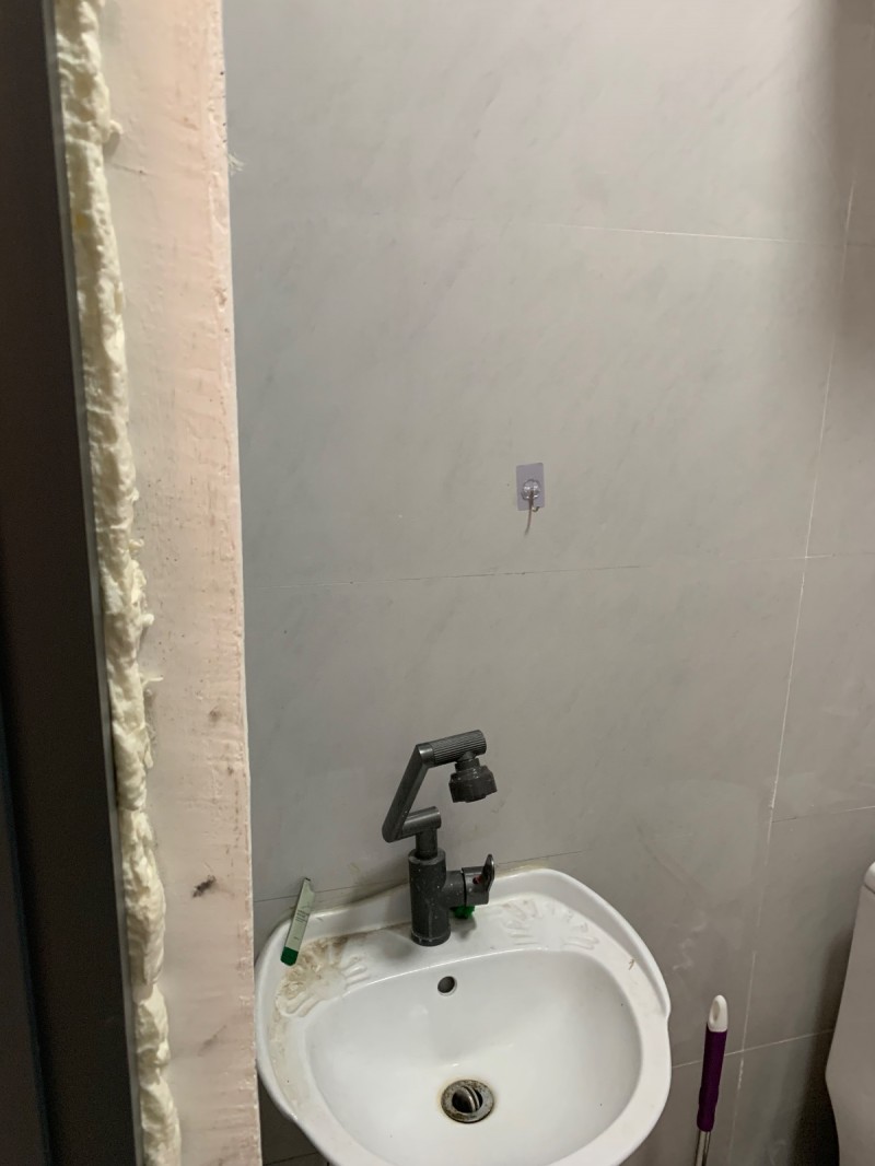 独立卫生间，免费网络房内免费床垫，有热水器和空调，窗户通风，免押金，500一月直（第 4 张）