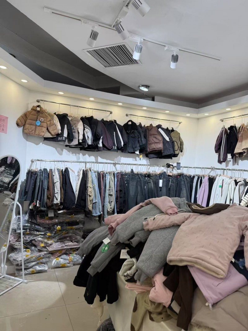承蒙新老顾客喜爱，因个人原因，转让百货大楼奶油童装店铺，新装修，固定客源，
接（第 2 张）