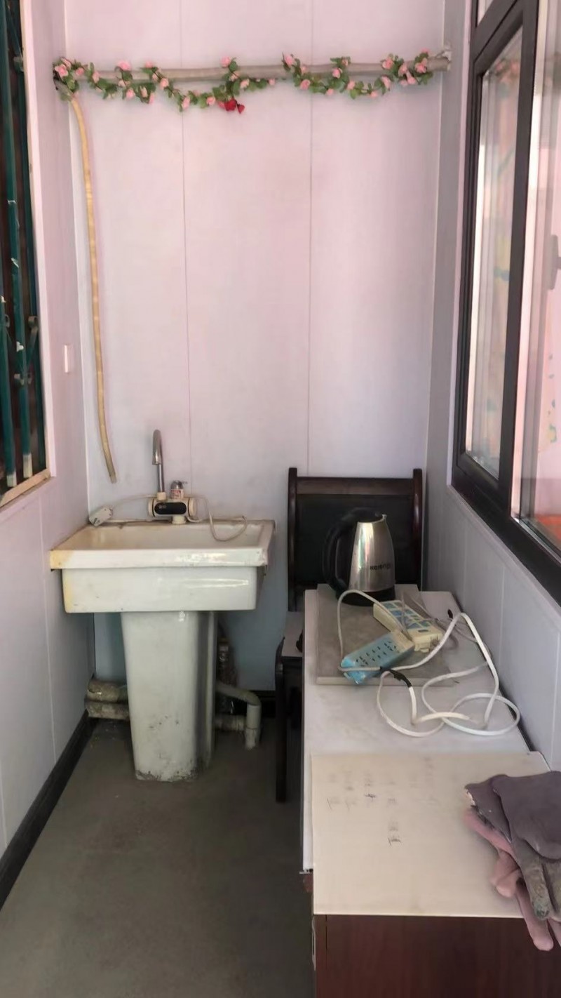 出租政府街附近单元楼一楼带小院。（第 2 张）