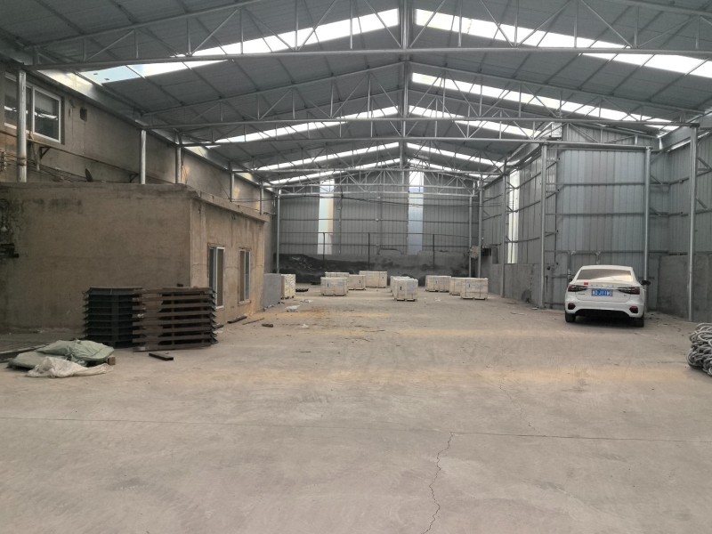 铁西健康大街西头，路南。400平，厂房出租，水电齐全，交通便利。（第 1 张）