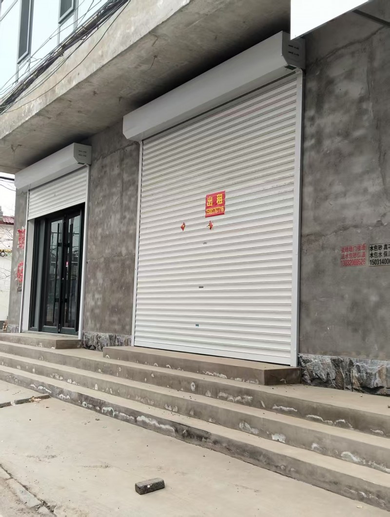 门市出租，交通便利，地址位置优越，适合多种行业，水电齐全。
屋后就是乡道，左边（第 1 张）