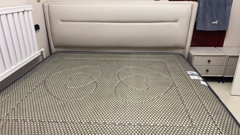 出售一套弹簧床全新搬小区没用过在家里闲置带两个床头柜床底氛围灯，想要的联系（第 1 张）