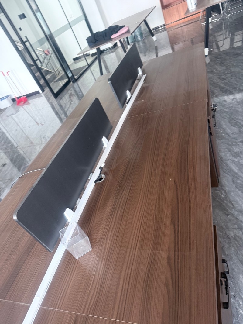 出售办公对桌数张120×120，会议桌两张120×242，99新，几乎未使用，不（第 1 张）