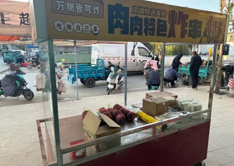 纯不锈钢面板的架子。底下有置物架。长1.8米，宽0.85米，高2米，操作台离地面（第 2 张）