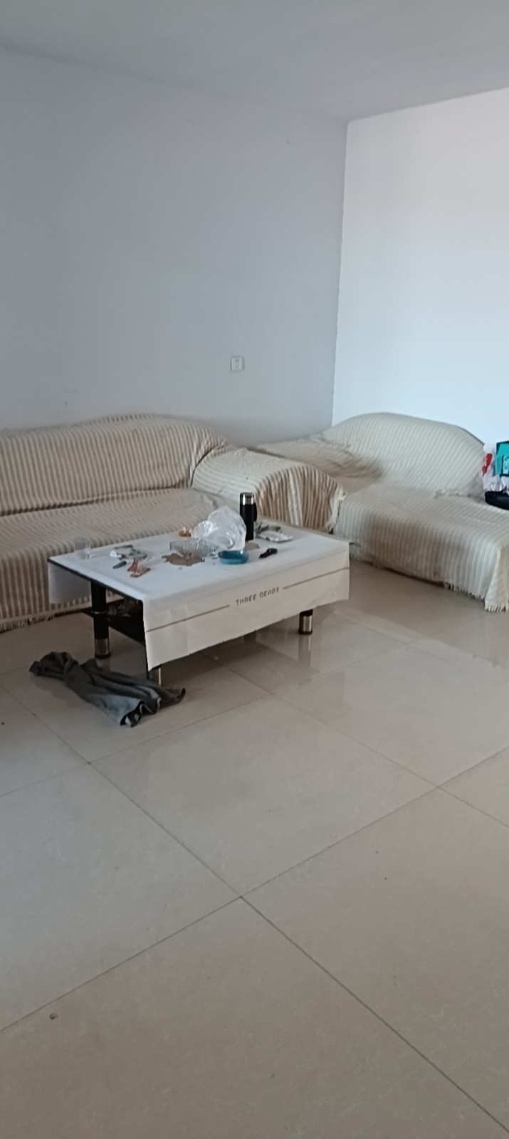 电梯房四楼，三室一厅一卫，有家具家电齐全拎包（第 3 张）