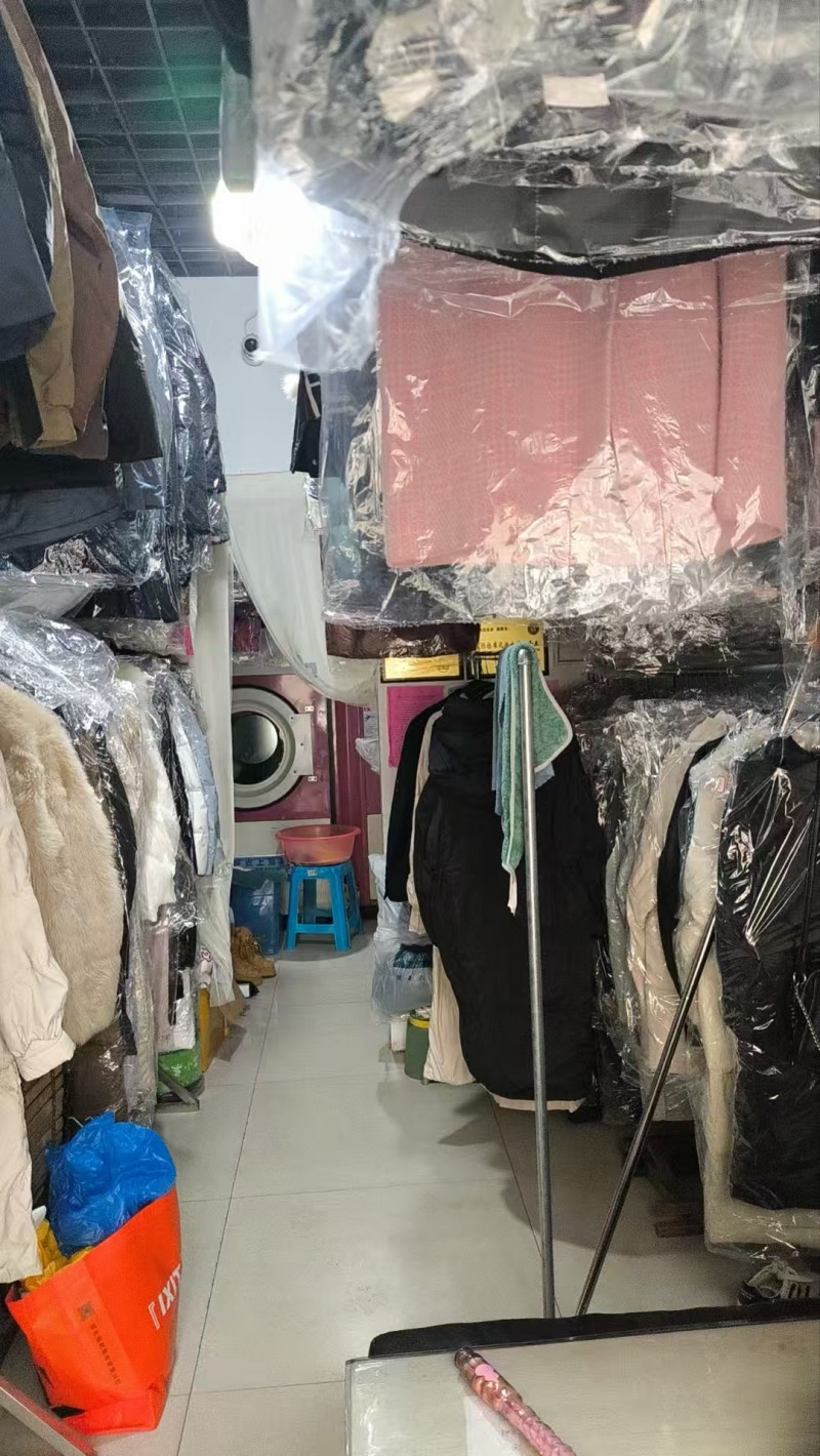 因另有发展忍痛转让正在营业中干洗店，地理位置优越，有固定客源，人流量大。有意电话（第 1 张）