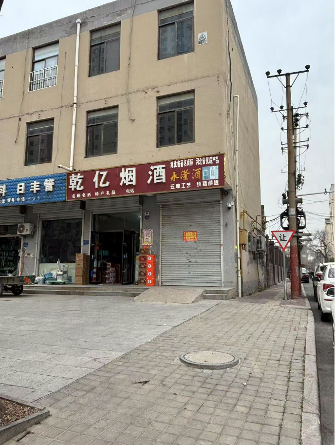 门市出租：
 三楼整层出租，水电齐全。租金面议或电话联系。地址：广源街田园小区（第 1 张）