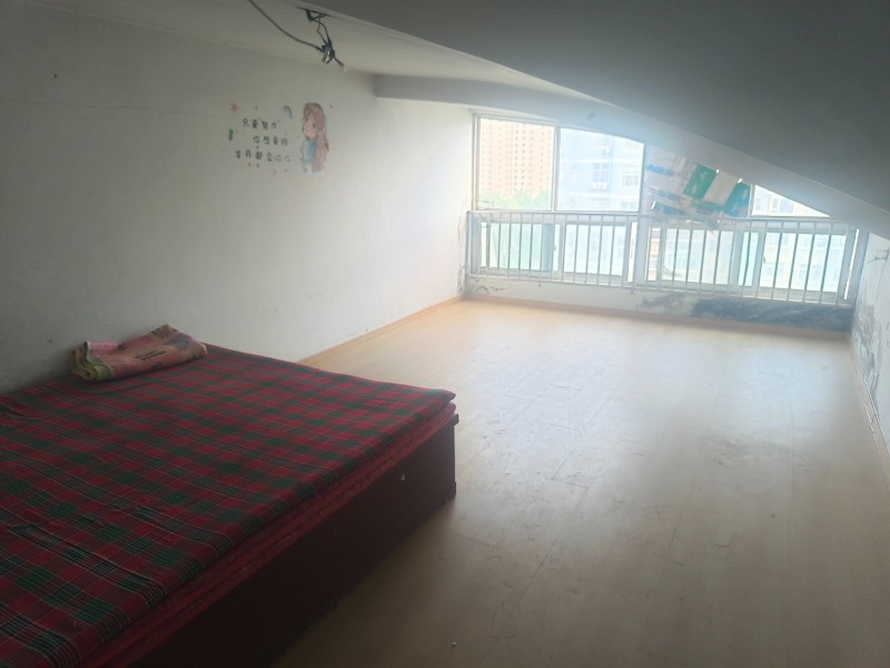 步梯，阁楼，一室一厅一卫，刚重新装修，有空调。400元每月，可长租。（第 2 张）