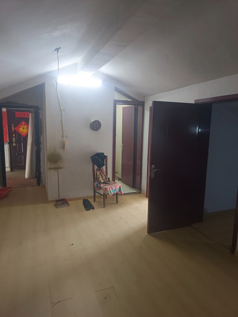 步梯，阁楼，一室一厅一卫，刚重新装修，有空调。400元每月，可长租。（第 6 张）