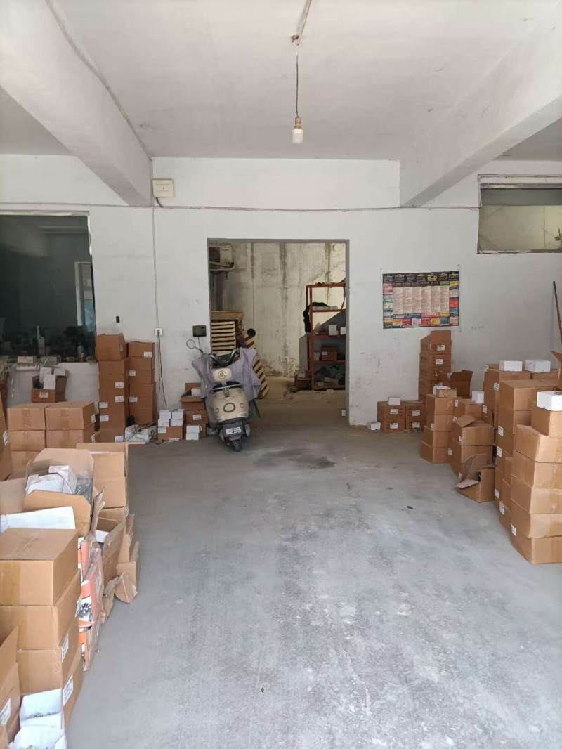 老商城门市三间楼上楼下，临街道地理位置优越交通便利价格面议（第 3 张）
