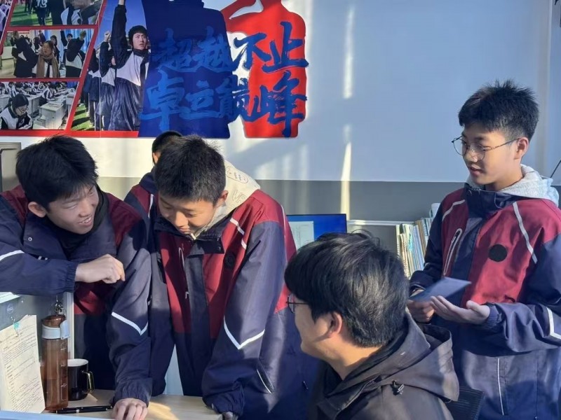 邯郸市永臻高级中学，新高一火热报名中
王磊老师  永臻高中五大优势
1.师资（第 7 张）