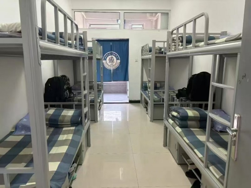 邯郸市永臻高级中学，新高一火热报名中
王磊老师  永臻高中五大优势
1.师资（第 8 张）