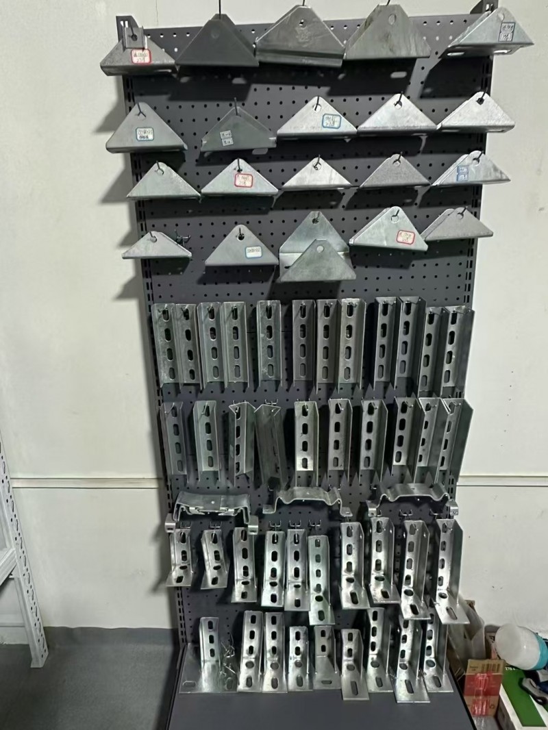 廊坊通畅模具制造有限公司
主营产品:光伏配件模具，抗震配件模具，
型材冲孔模（第 6 张）
