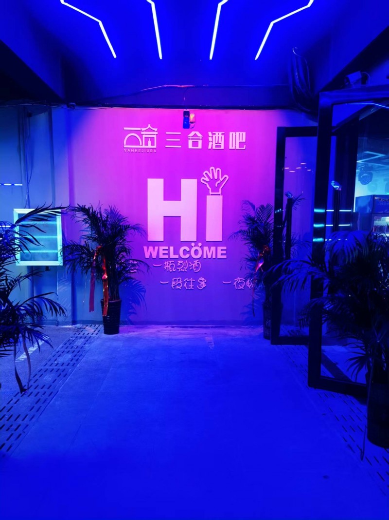 营业中酒吧转让
承蒙各位老板厚爱，因本人另有发展没时间顾及酒吧，现代价转让
（第 1 张）
