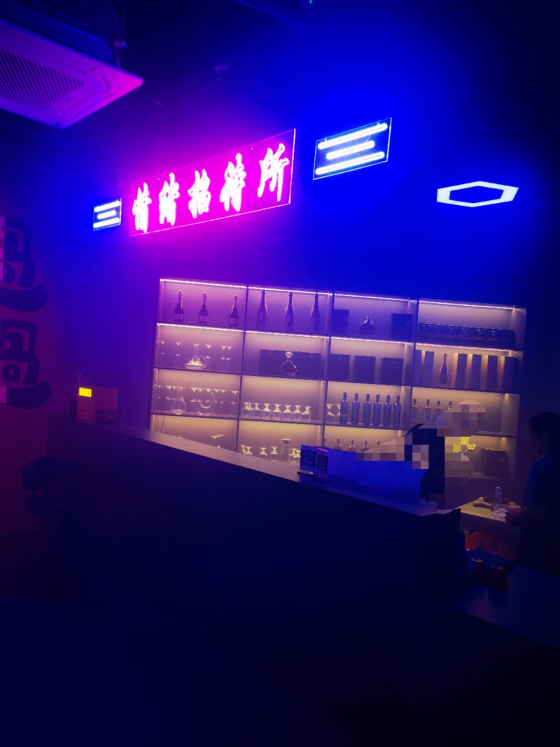 营业中酒吧转让
承蒙各位老板厚爱，因本人另有发展没时间顾及酒吧，现代价转让
（第 2 张）