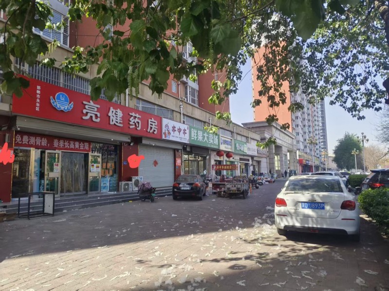 出租飞宇南区北门东侧商铺上下两层，可合租、分租。门面宽式13米。位置好停车方便，（第 1 张）