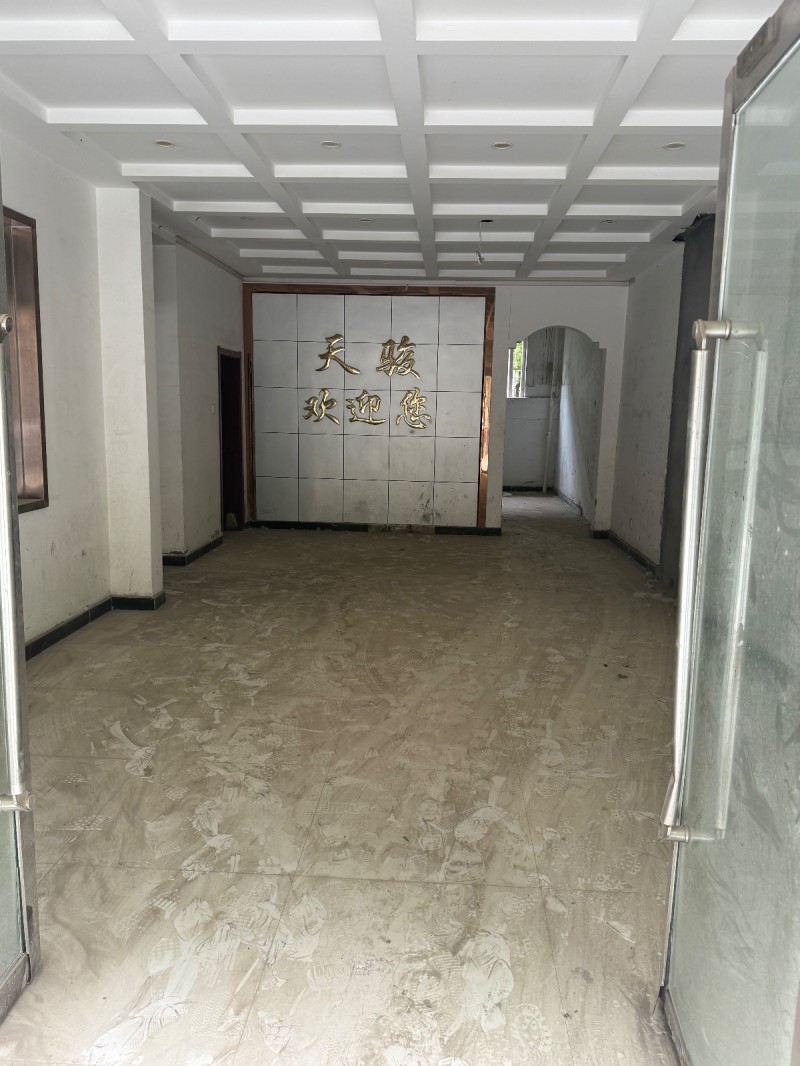位置佳，紧临成熟高端小区，入住率高，附近有学校幼儿园等（第 2 张）