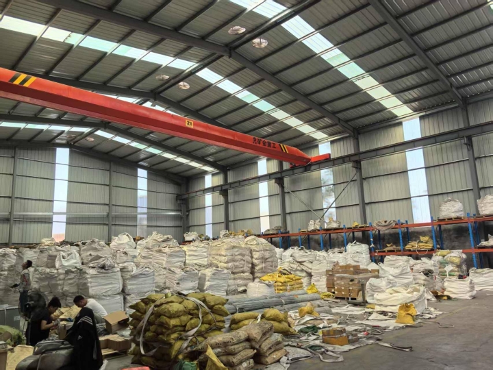 出租仓库+二楼办公地，可用作销售办公。
 办公面积300平，带桌椅、空调、办公（第 5 张）