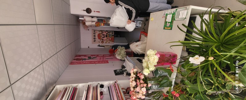 转让经营中的花店 广源街中原市场北门对面地理位置优越面积25平 接手就能干 可空（第 2 张）