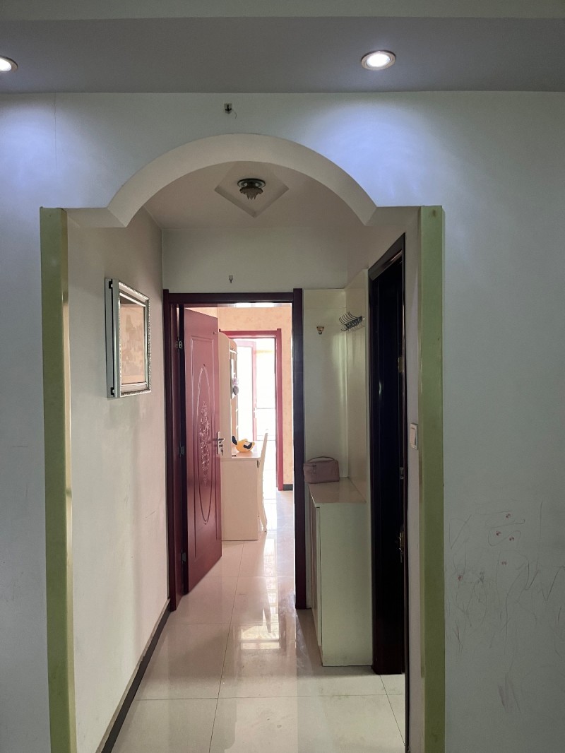 出租名关阳光新城小区3楼，二室一厅一卫，精装修，家具齐全，拎包入住，有意详谈。（第 1 张）