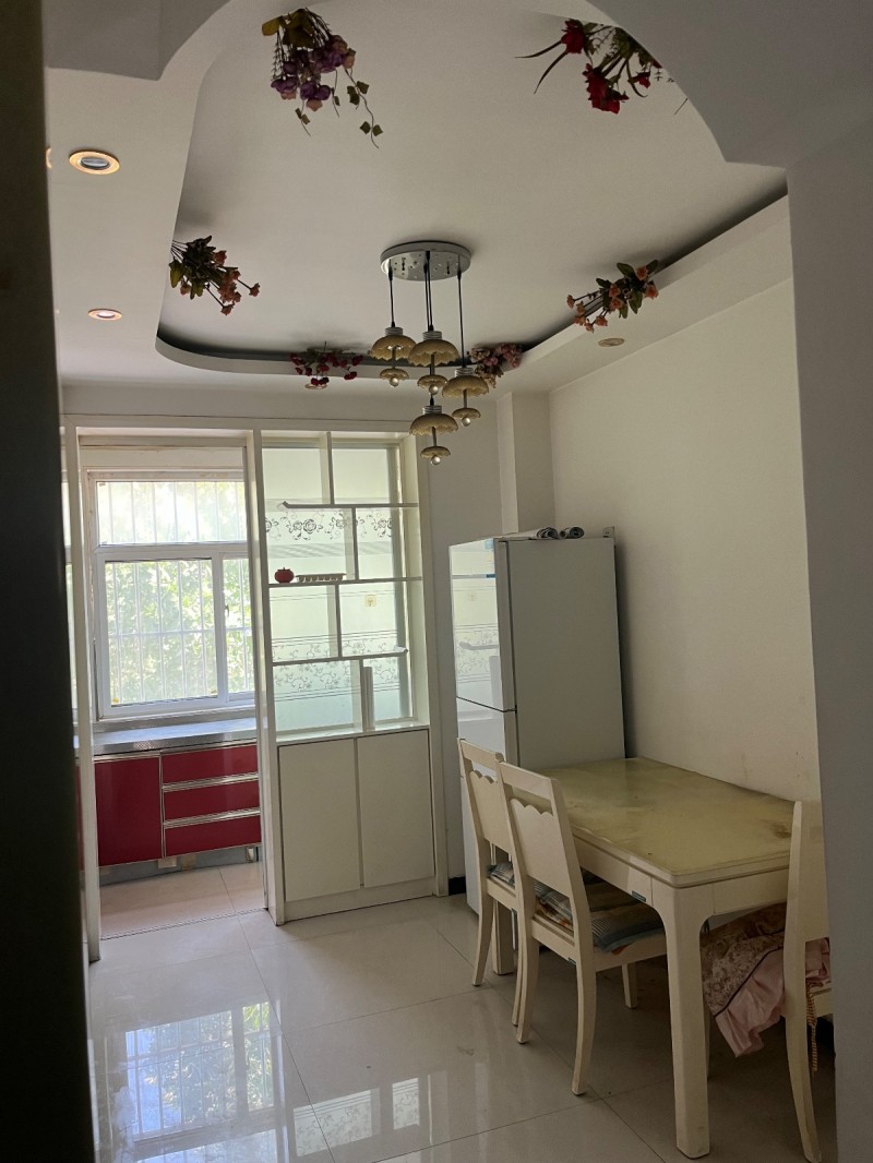 出租名关阳光新城小区3楼，二室一厅一卫，精装修，家具齐全，拎包入住，有意详谈。（第 4 张）