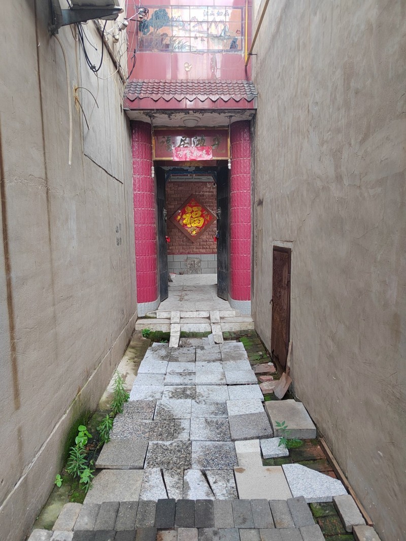 喜欢住小院子的朋友看过来，入住之前会按照你的习惯进行简装。出租房屋：虎威街西头，（第 1 张）