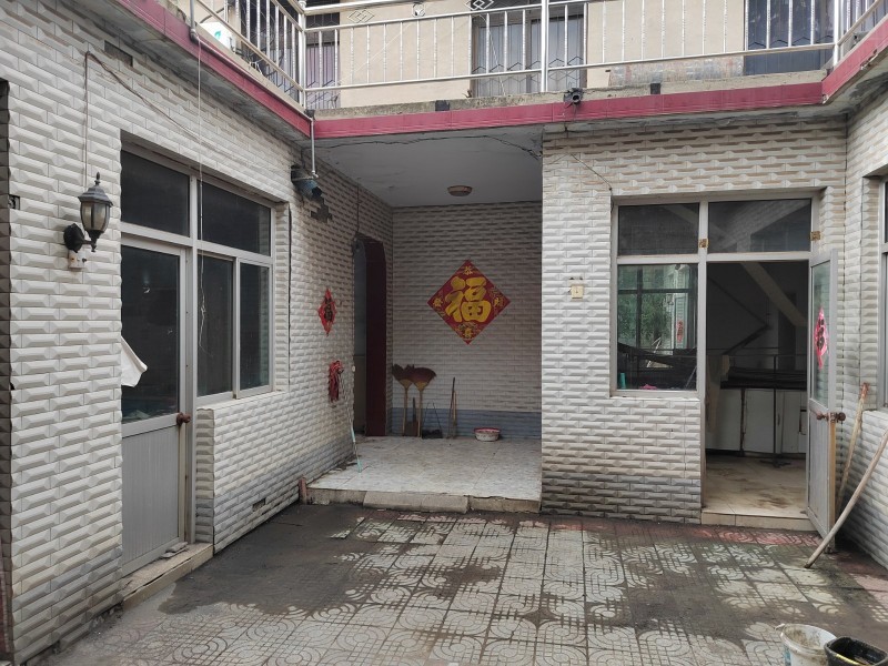 喜欢住小院子的朋友看过来，入住之前会按照你的习惯进行简装。出租房屋：虎威街西头，（第 2 张）