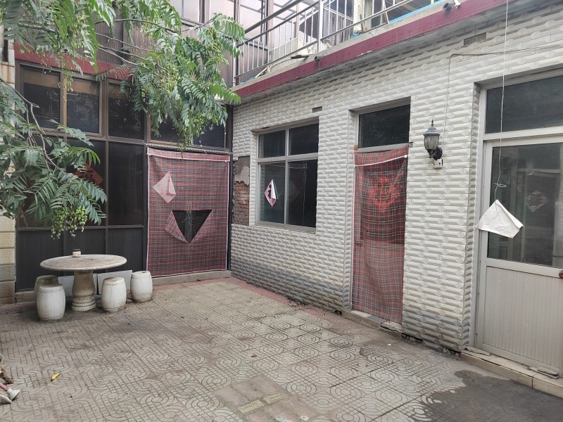 喜欢住小院子的朋友看过来，入住之前会按照你的习惯进行简装。出租房屋：虎威街西头，（第 4 张）