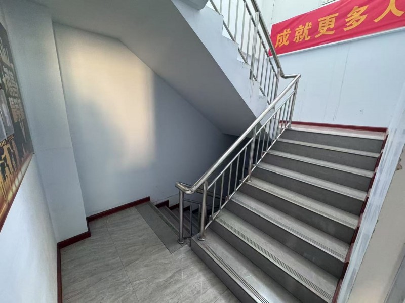 出租位与产业城东区12＃21-22号东门中心街，位置好价格面议！非诚勿扰！上下三（第 6 张）