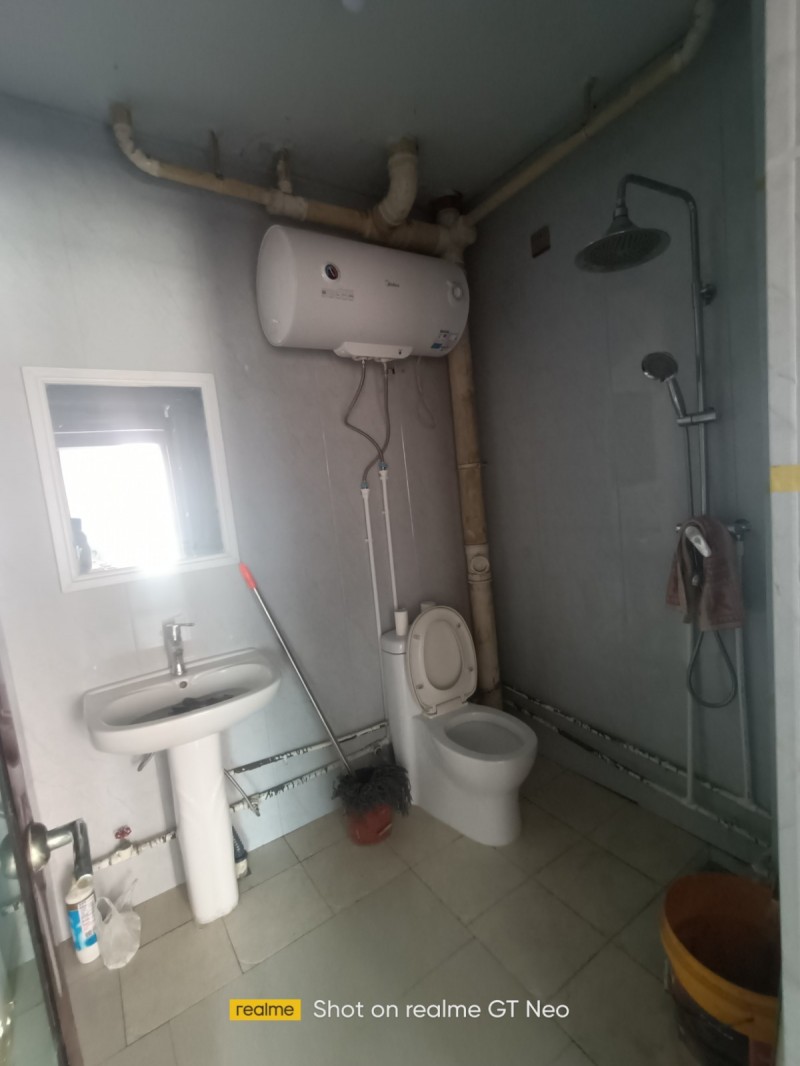 三室两厅一厨一卫，新空调，热水器，烟机和灶台，冰箱洗衣机，简单家具，拎包入住。（第 4 张）