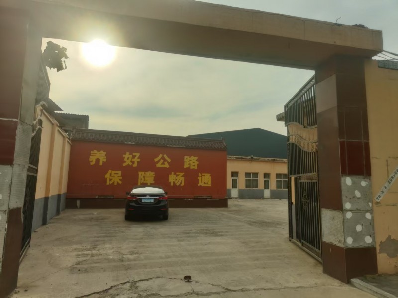 两层办公楼，库房，大院。
整体出租，地理位置优越，交通便利，新房首租，先定先得（第 1 张）