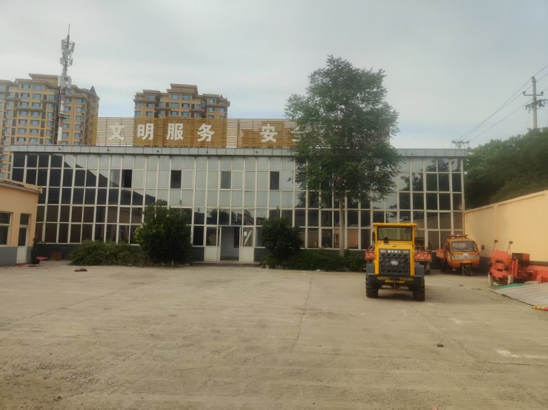 两层办公楼，库房，大院。
整体出租，地理位置优越，交通便利，新房首租，先定先得（第 2 张）