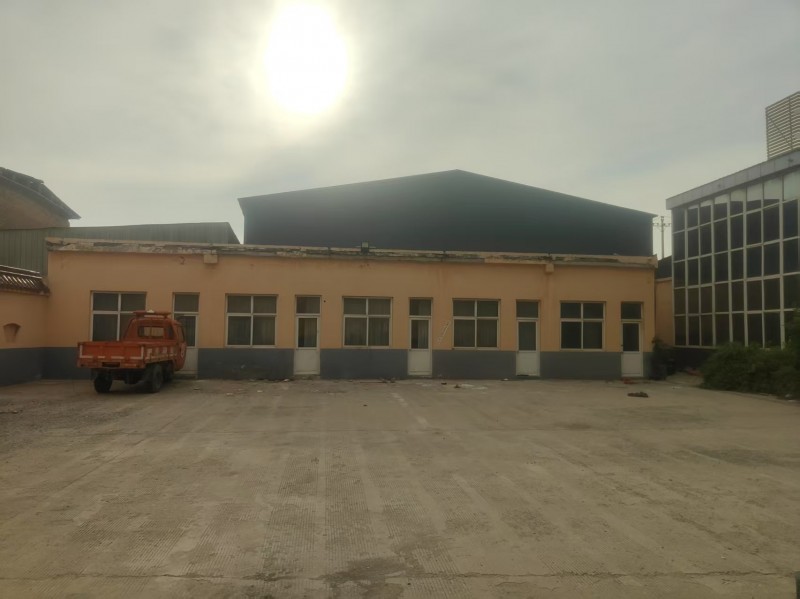 两层办公楼，库房，大院。
整体出租，地理位置优越，交通便利，新房首租，先定先得（第 4 张）