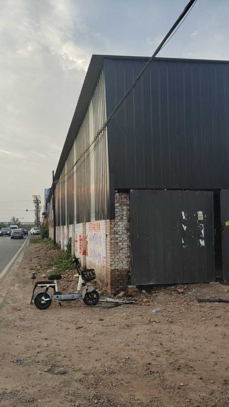 出租厂房300平米，临路边出车方便，地址：龙曹西头工业区，有意者联系（第 1 张）