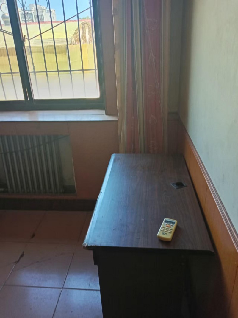 农机局家属院，想找个合租，只限女生，坏境干净，水电齐全，拎包入住，有空调，热水器（第 1 张）